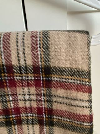 Bufanda de cuadros beige y roja