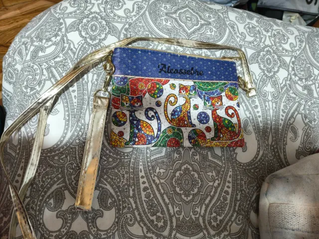Bolso de mano con gatos y cadena dorada