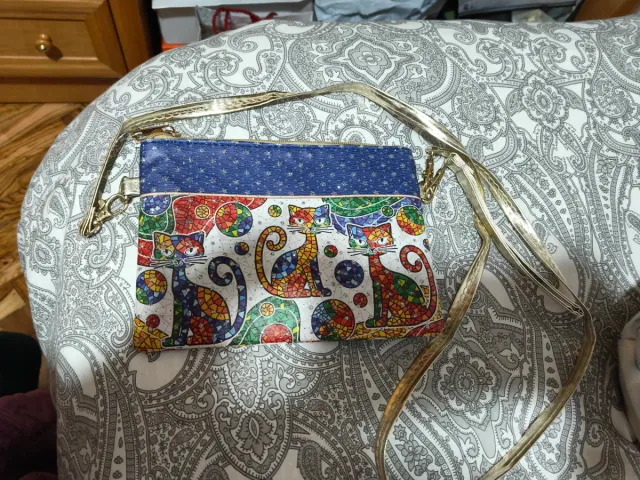 Bolso de mano con gatos y cadena dorada