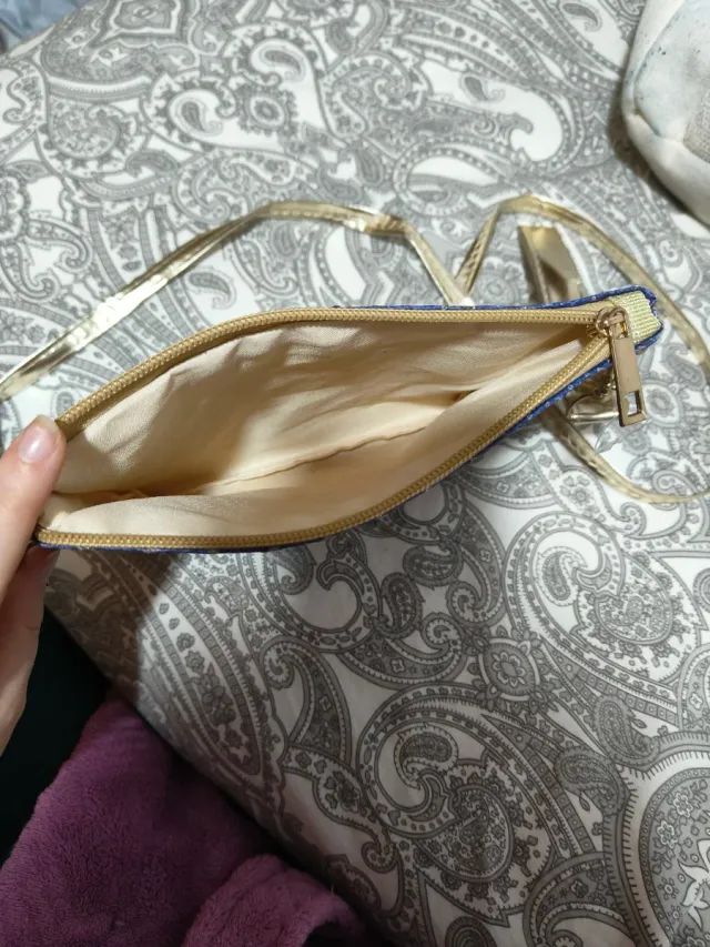 Bolso de mano con gatos y cadena dorada