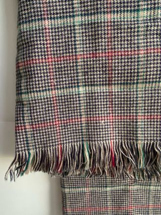 Bufanda de cuadros gris y roja