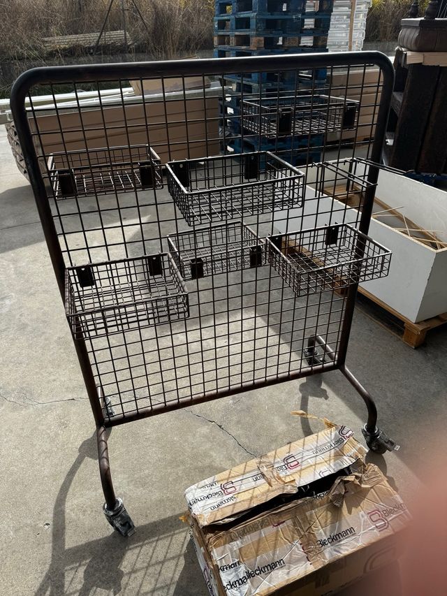 Expositor metálico con ruedas