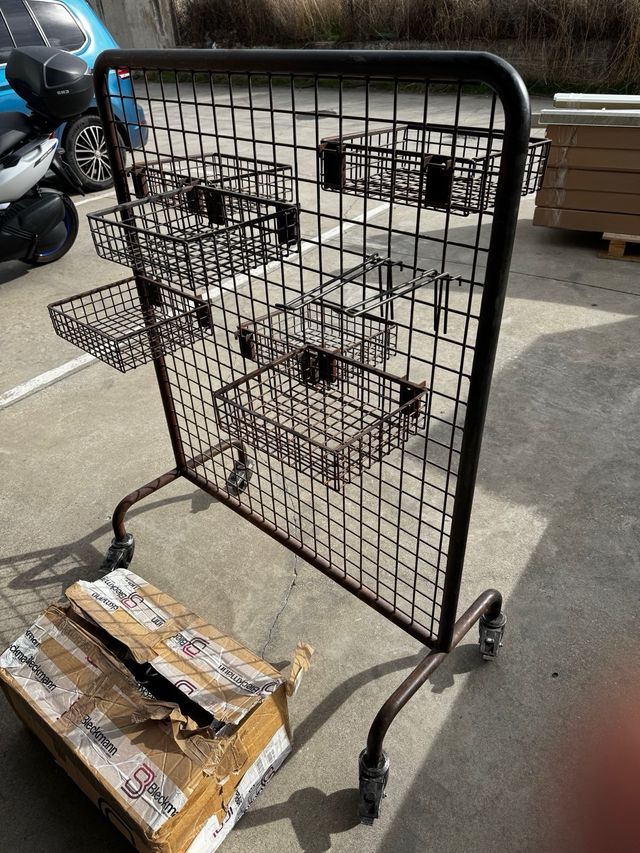 Expositor metálico con ruedas