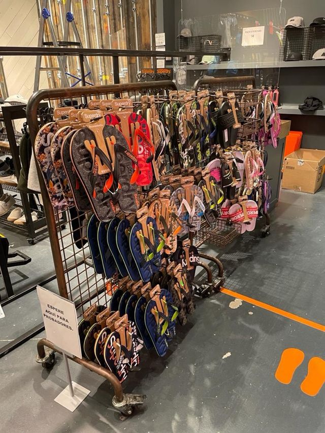 Expositor metálico con ruedas