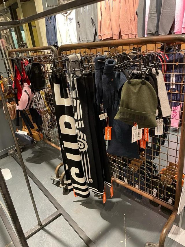 Expositor metálico con ruedas