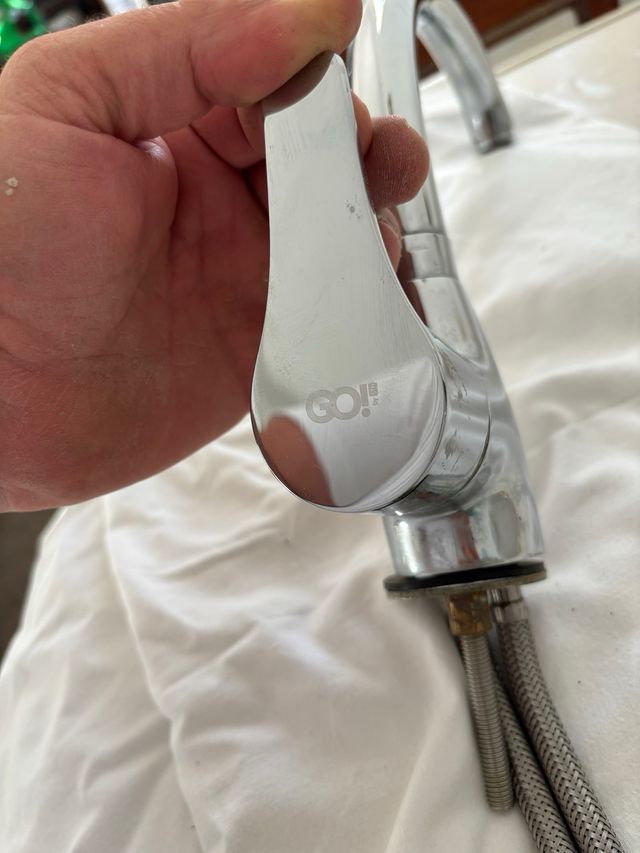 Grifo de cocina metálico plateado