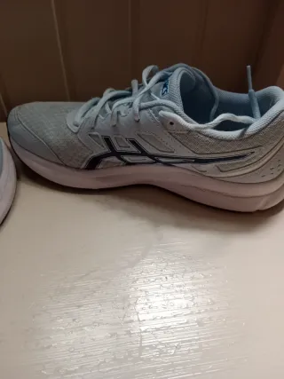 Zapatillas Asics Azules y Blancas