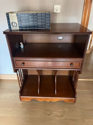 Mueble revistero de madera