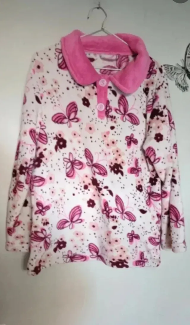 Pijama de mariposas y flores
