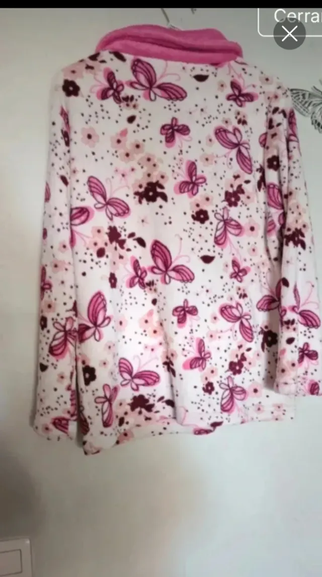 Pijama de mariposas y flores