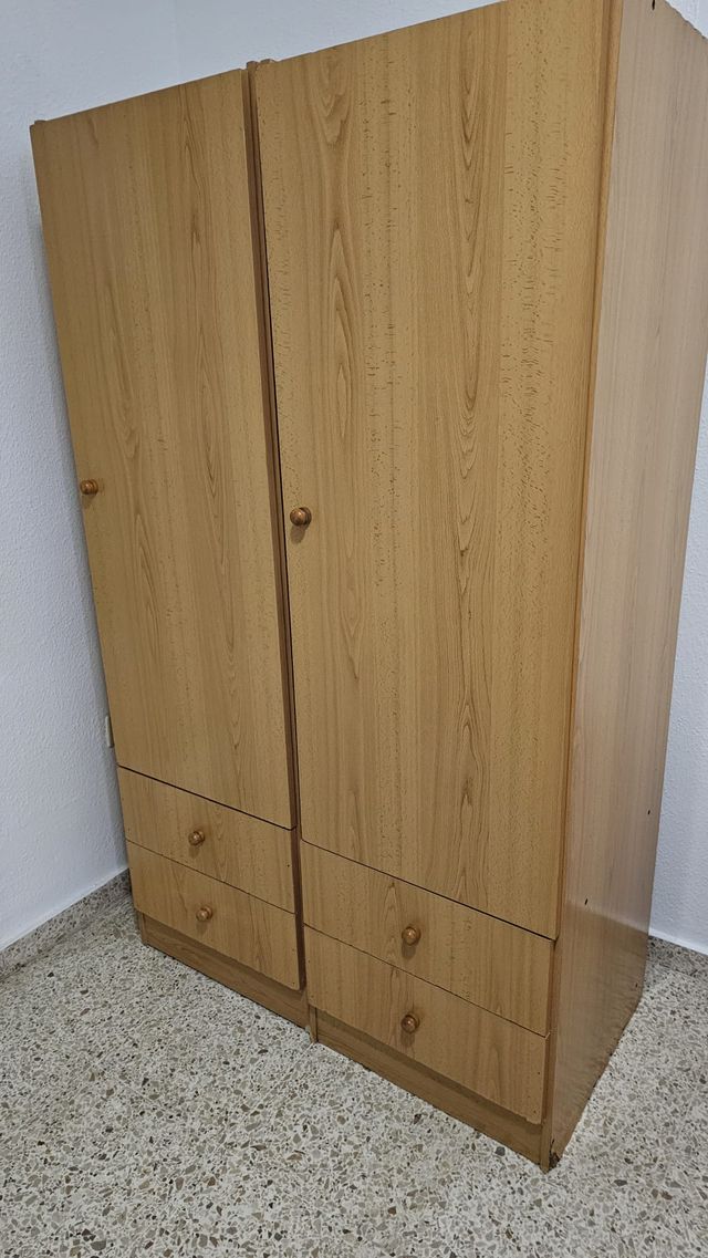 Armario ropero de madera