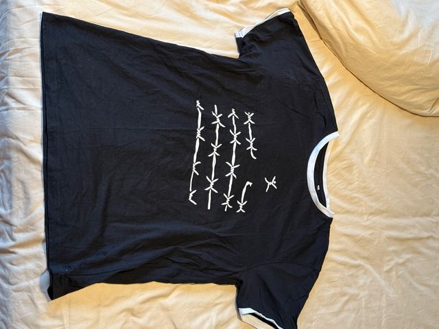 Camiseta negra con diseño alambrado