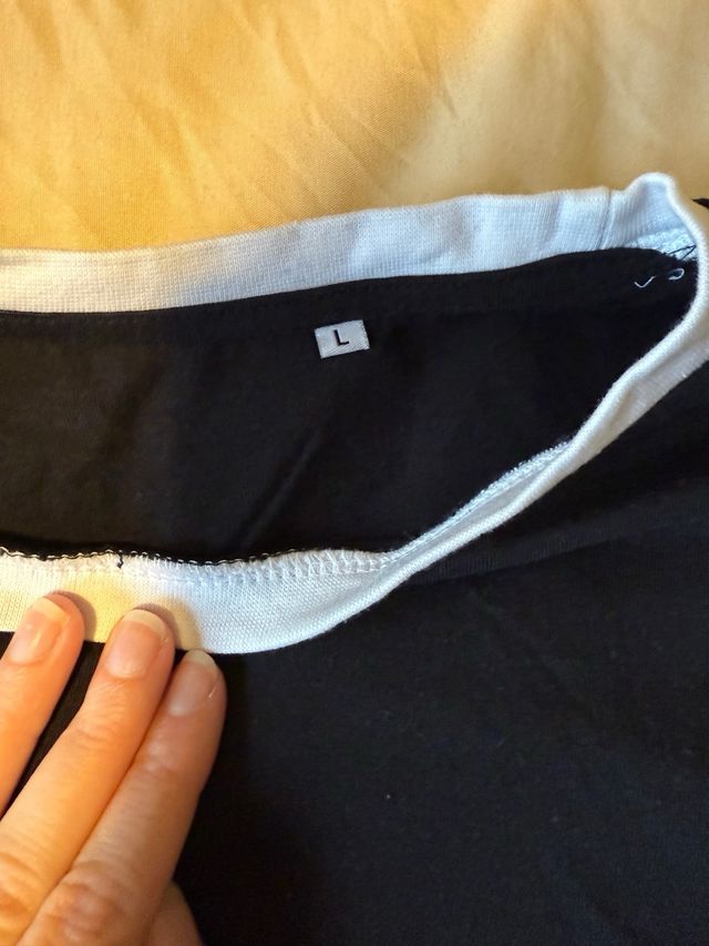 Camiseta negra con diseño alambrado