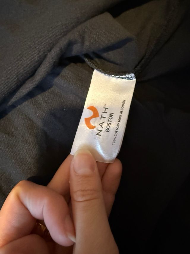 Camiseta negra con diseño alambrado