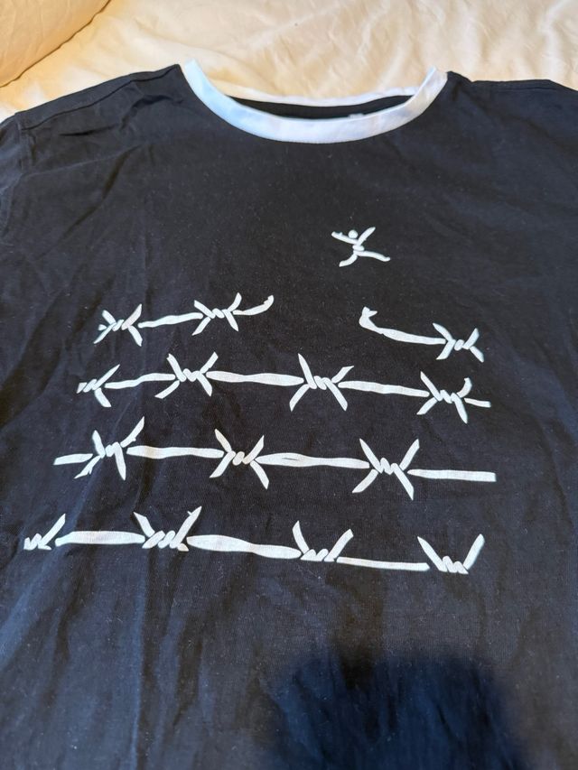 Camiseta negra con diseño alambrado