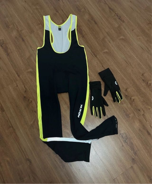 Mono ciclismo y guantes sin usar