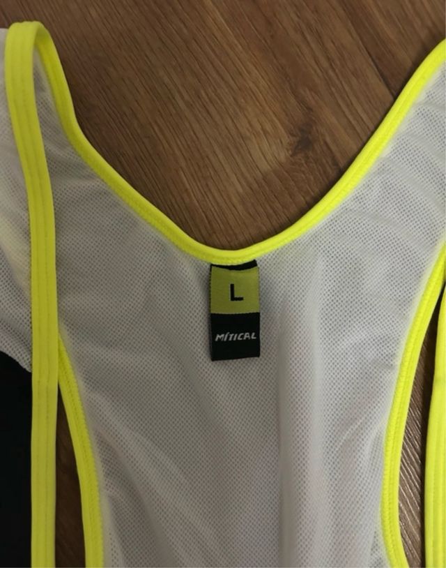 Mono ciclismo y guantes sin usar