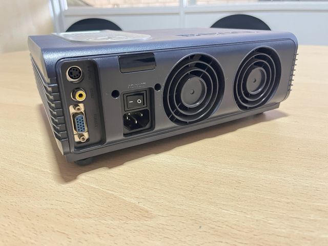 Proyector BenQ Negro y Plateado