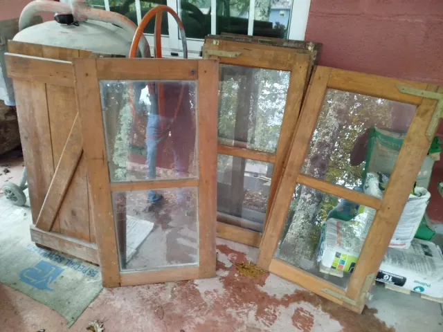 4 ventanas de madera con sus contraventanas