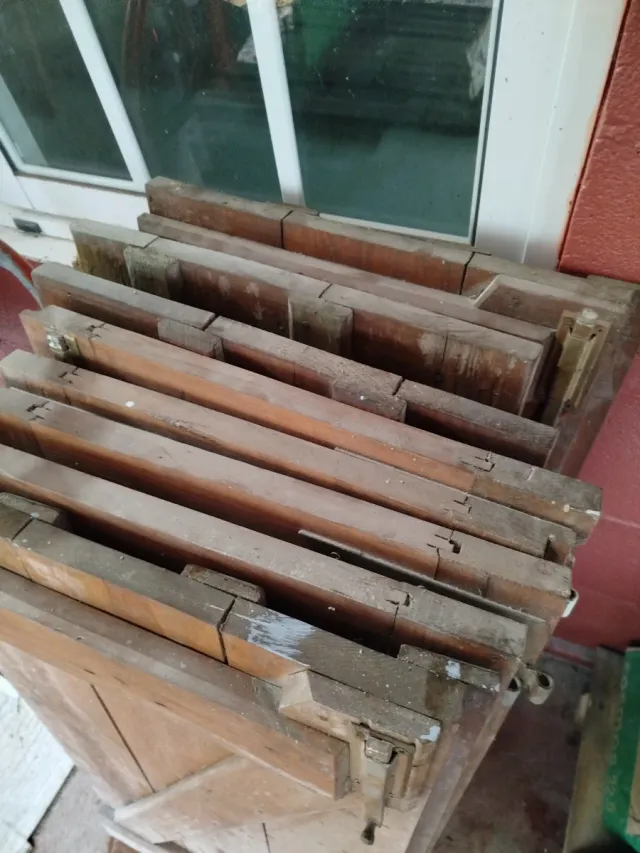 4 ventanas de madera con sus contraventanas