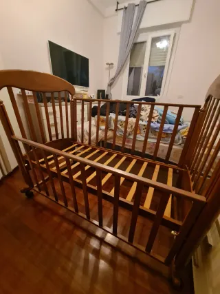 Culla in legno con sponde marca Baby Expert.