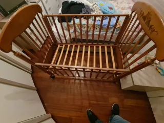 Culla in legno con sponde marca Baby Expert.