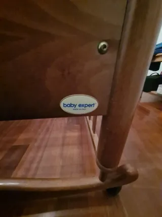 Culla in legno con sponde marca Baby Expert.