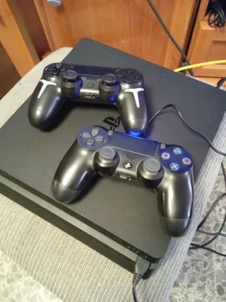 PS4 con 2 mandos y 4 juegos