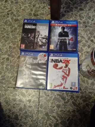 PS4 con 2 mandos y 4 juegos