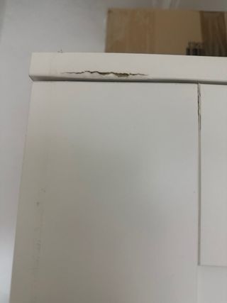 Armario blanco con espejo