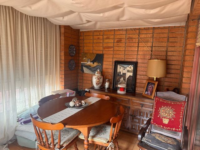 Mesa de madera maciza con 4 sillas