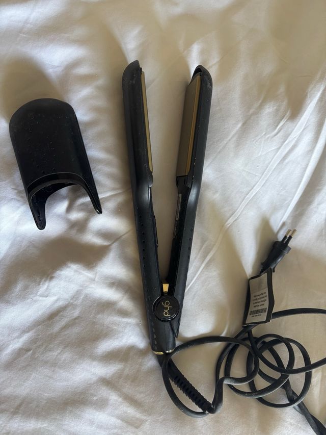 Plancha de pelo GHD negra y dorada