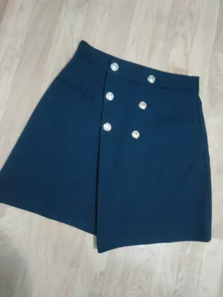 Falda azul con botones