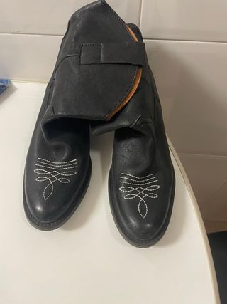 Botas de pele pretas com bordado