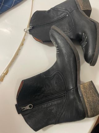 Botas de pele pretas com bordado