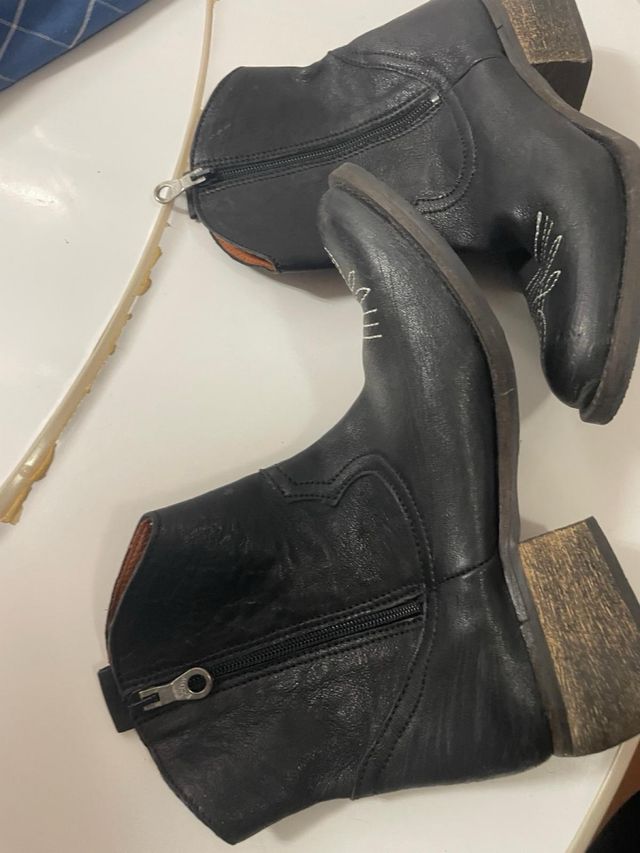 Botas de pele pretas com bordado