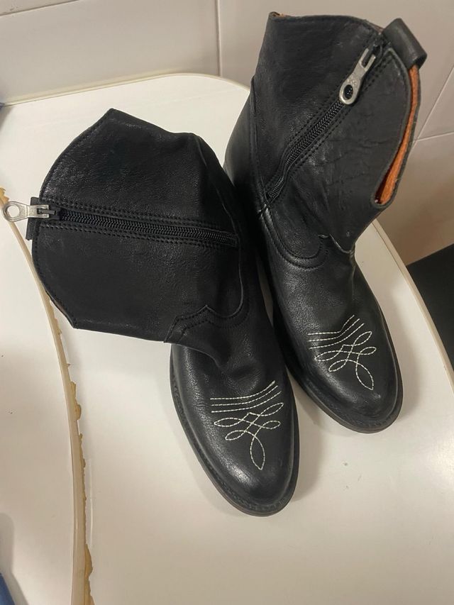 Botas de pele pretas com bordado