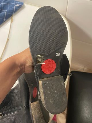 Botas de pele pretas com bordado