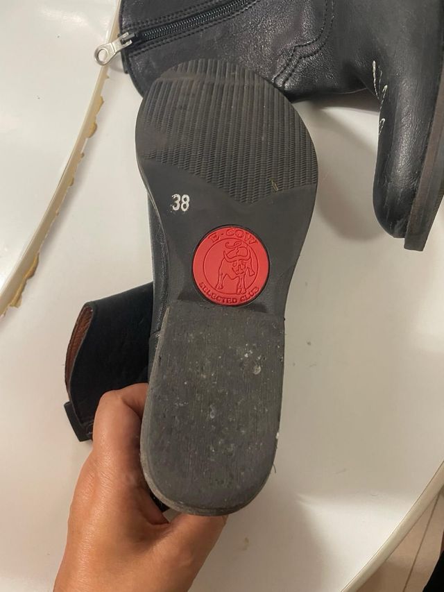 Botas de pele pretas com bordado