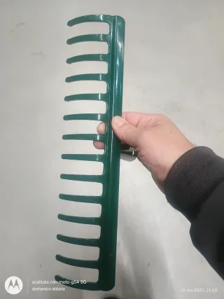 Rastrello da giardino verde