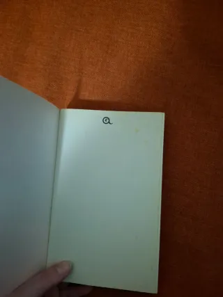 Cinque cuccioli sotto l'albero