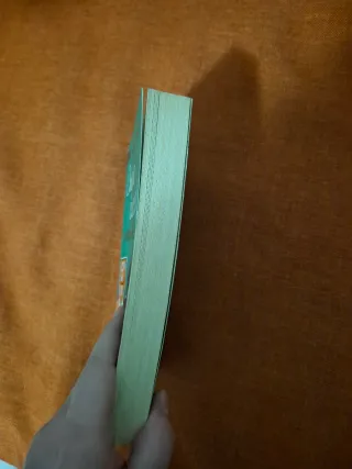 Cinque cuccioli sotto l'albero