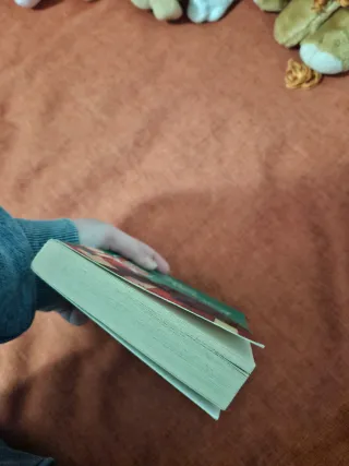 Cinque cuccioli sotto l'albero