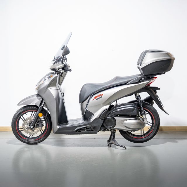 Honda SH 300i Sport Keyless con Top Box
