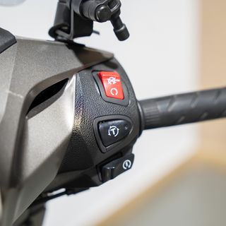 Honda SH 300i Sport Keyless con Top Box