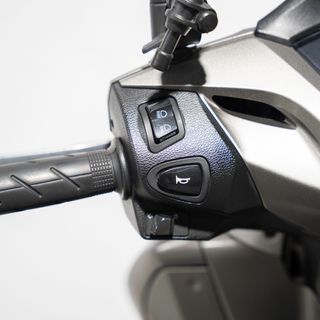 Honda SH 300i Sport Keyless con Top Box