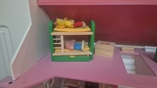 Casita de muñecas de madera