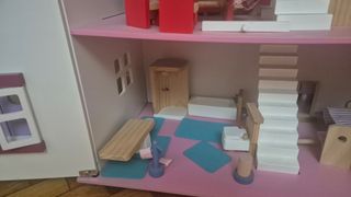 Casita de muñecas de madera