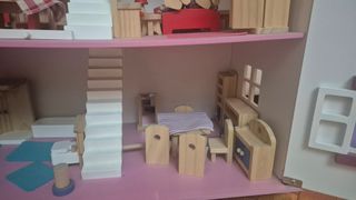 Casita de muñecas de madera
