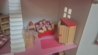 Casita de muñecas de madera